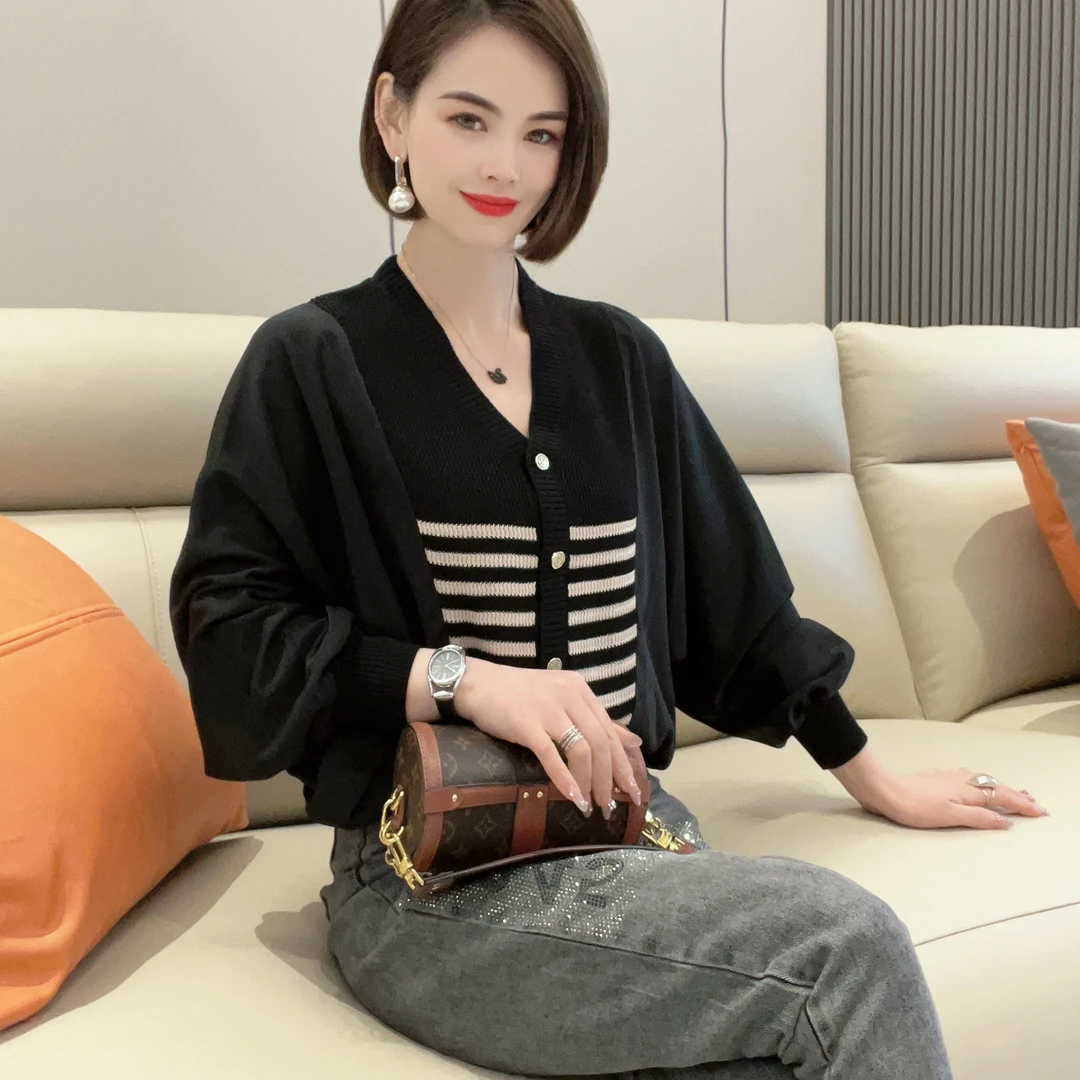 【权燕】035# 蝙蝠长袖针织衫新款洋气高级感条纹拼接假两件上衣