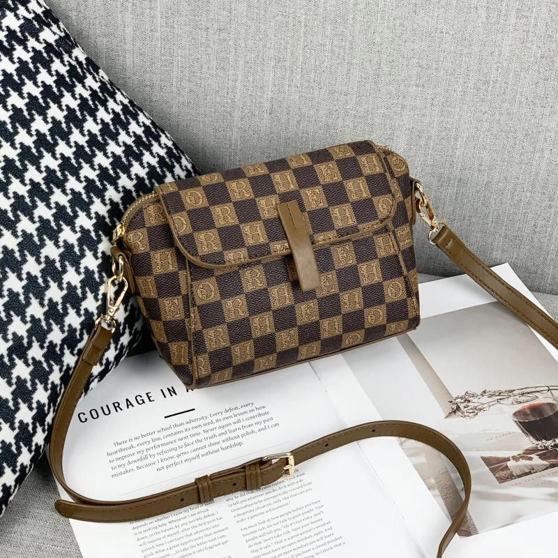 包包2024新款小包包女斜挎包轻奢休闲字母百搭大容量单肩包贝壳包