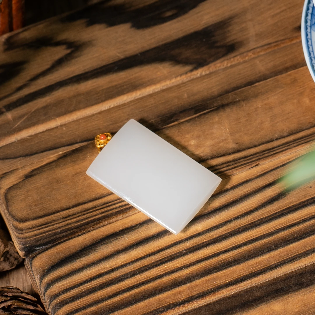 18K金羊脂玉方牌吊坠/多样性发/P5680