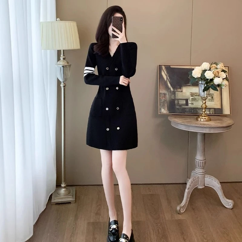 黑色针织连衣裙女秋冬2023新款收腰显瘦气质减龄名媛小香风毛衣裙