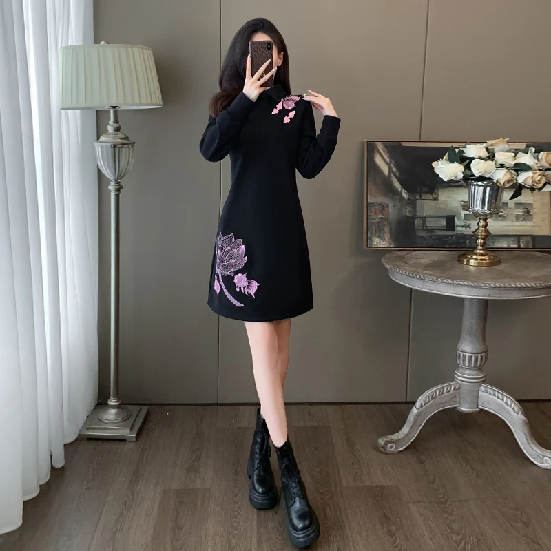 新中式国风女装2024春装新款高级感气质高端精致刺绣打底连衣裙子