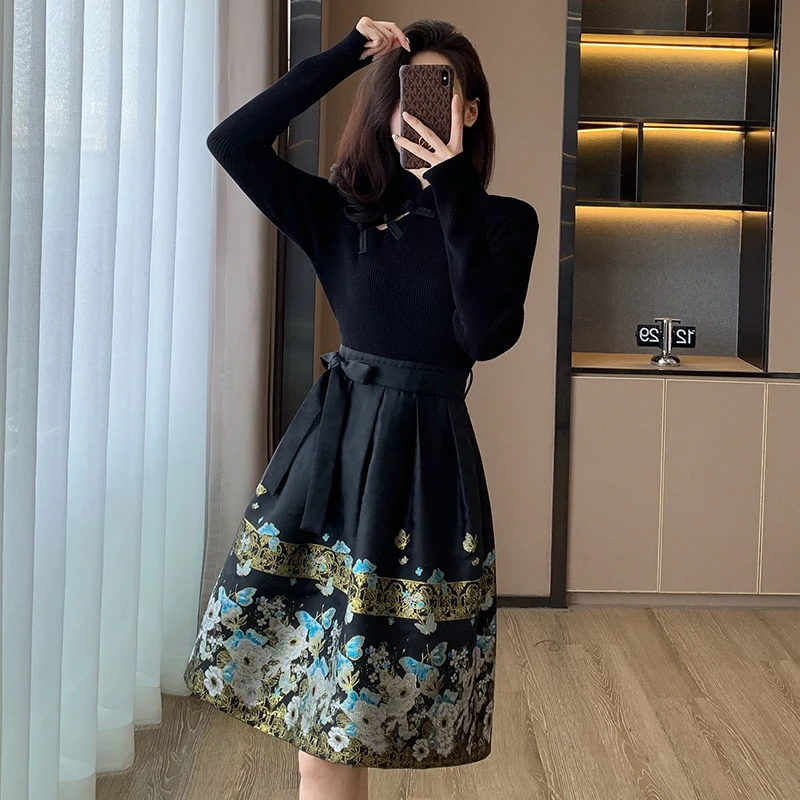 新中式针织连衣裙女秋冬赫本风高级感刺绣提花小个子国风马面裙