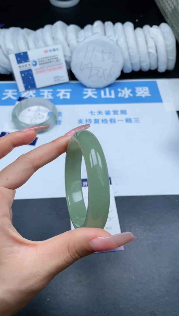 【闪购商品】石英质玉手镯未镶嵌T301