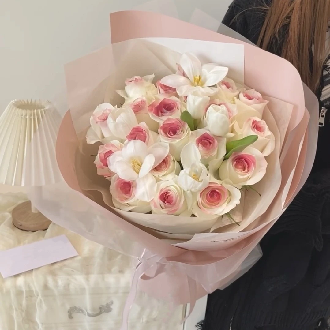 【白桃奶盖】18朵白玫瑰喷色混搭郁金香鲜花送女友送闺蜜朋友生日纪念日约会礼物惊喜鲜花小时达同城配送