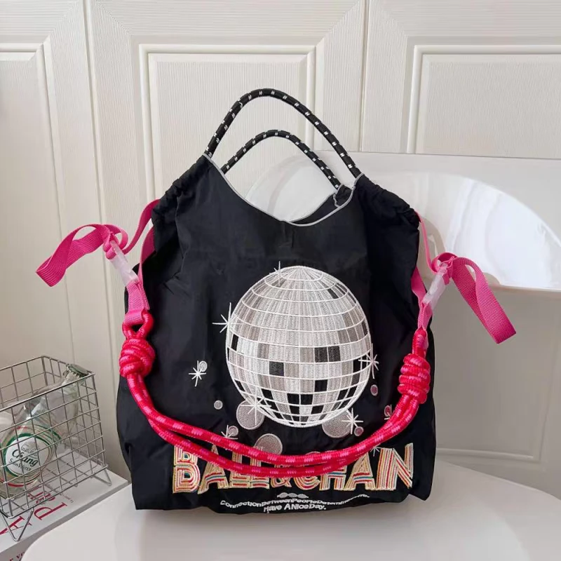 m204上身黑色反光球中号带黑白肩带单肩包