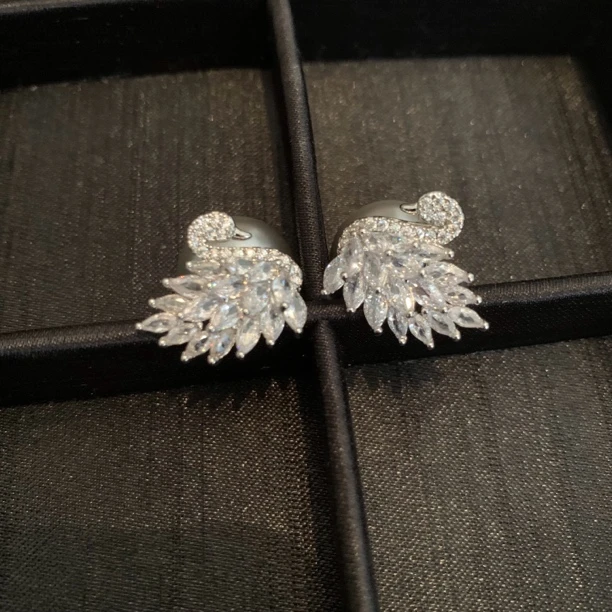 铜合金耳饰 铜合金合成锆石轻奢精致银灰色天鹅两戴个性经典耳钉