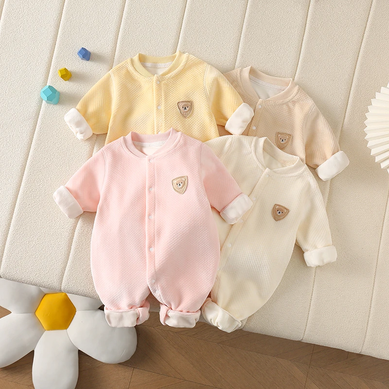 春秋宝宝保暖长袖连体衣新生儿保暖外出爬服无骨前开三角熊哈衣