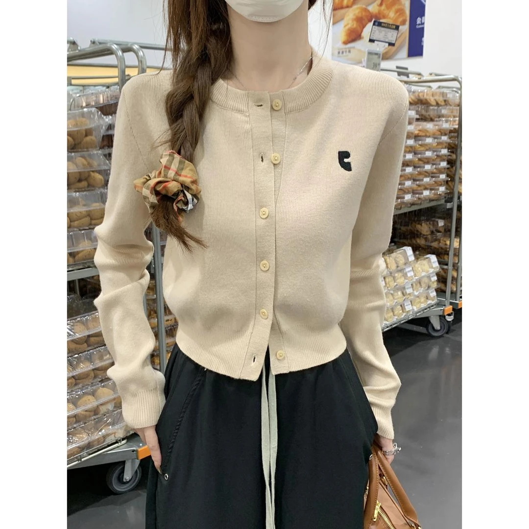 法式别致单排扣刺绣长袖针织开衫女秋季设计感小个子毛衣短款外套