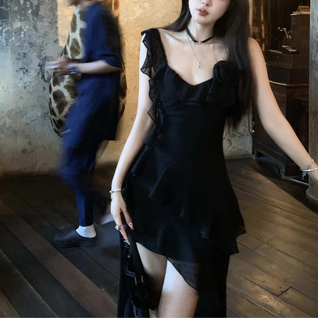 邦妮优选U型领白色吊带连衣裙女夏季收腰设计感不规则下摆碎花裙