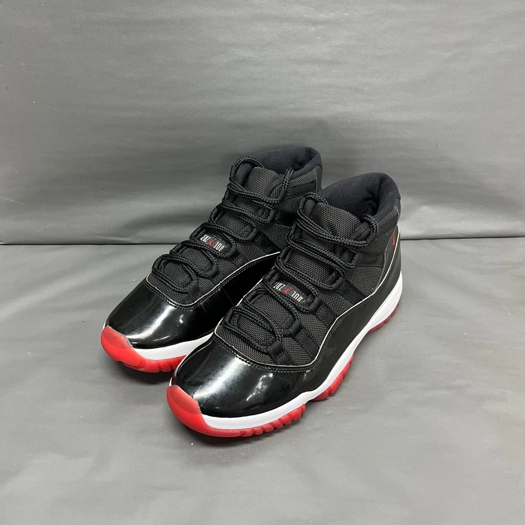 AJ11黑红高帮/ 41码/9新 些许刮擦/全新市场价1749/无原盒/ A1728