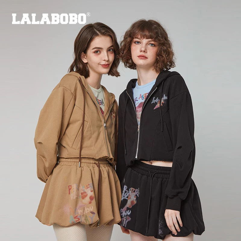 LALABOBO秋上新学院风显瘦设计感蛋糕涂鸦短连帽卫衣女RBDC-TS12