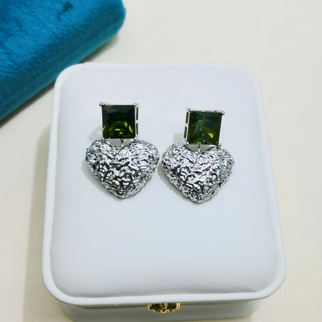 韩汝 铜合金合成锆石耳饰 绿色方形锆石褶皱爱心耳钉新中式耳环女