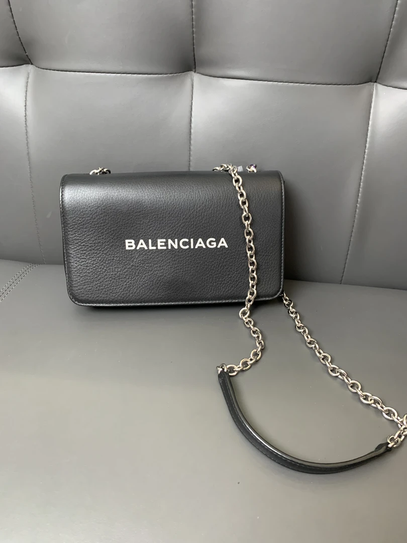 99新 Balenciaga/巴黎世家 经典时尚百搭链条斜挎包