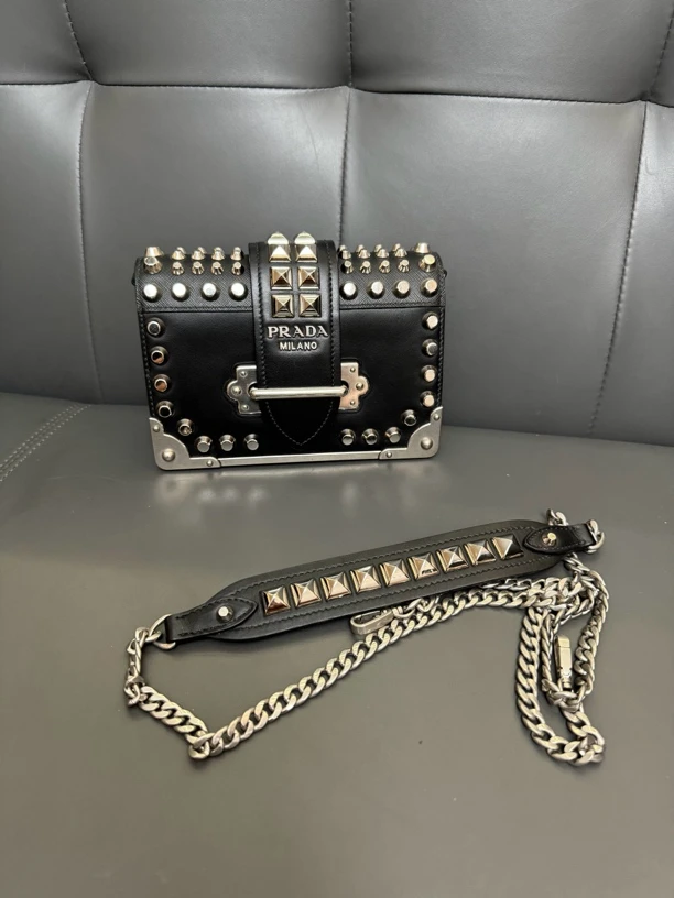 99新 Prada/普拉达 重工款铆钉黑色时尚斜挎包