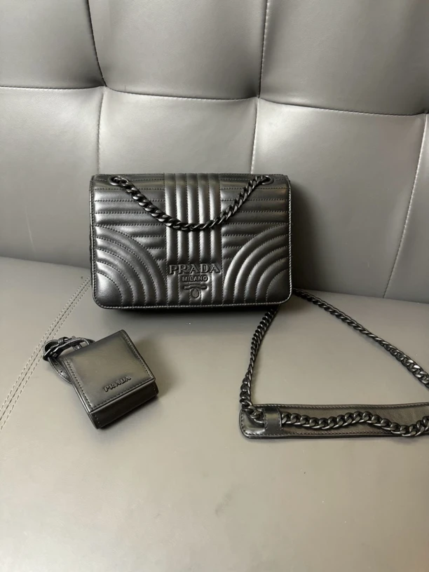 99新 Prada/普拉达 新款时尚女士黑武士单肩斜挎包二合一