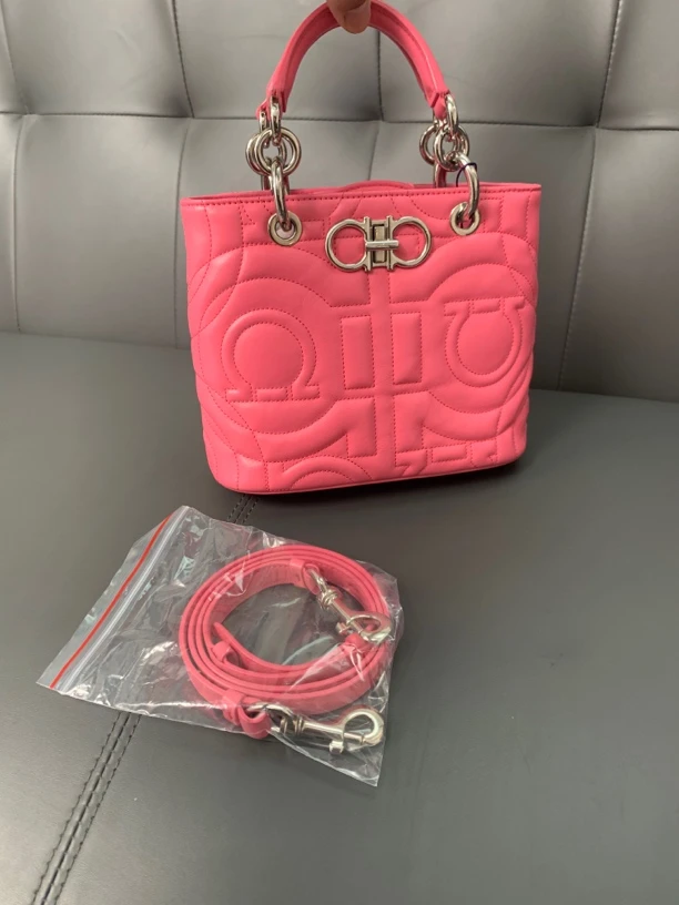 99新 FERRAGAMO/菲拉格慕 新款时尚刺绣女士手提斜挎包