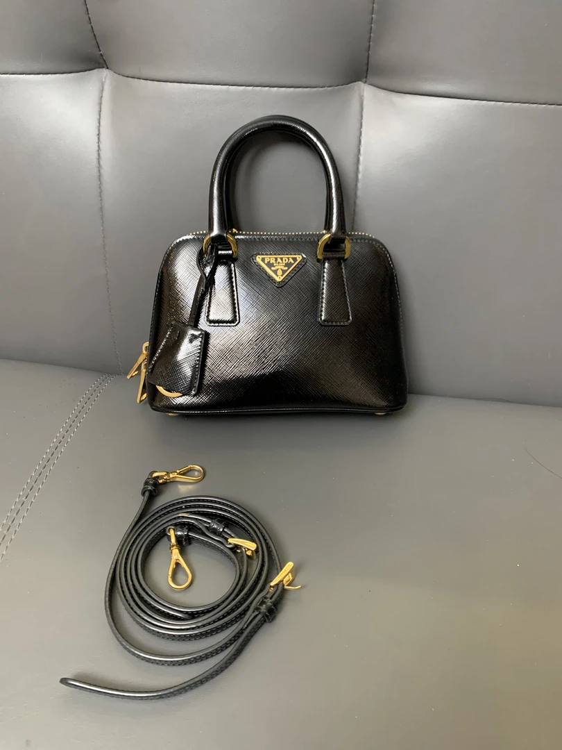 99新 Prada/普拉达 时尚黑色迷你贝壳包