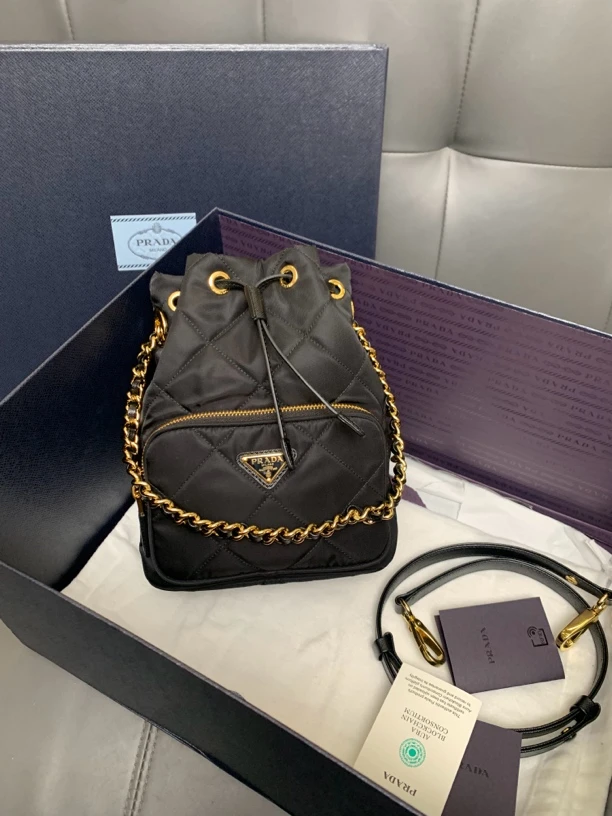 99新 Prada/普拉达 普拉达新款皮穿链水桶包
