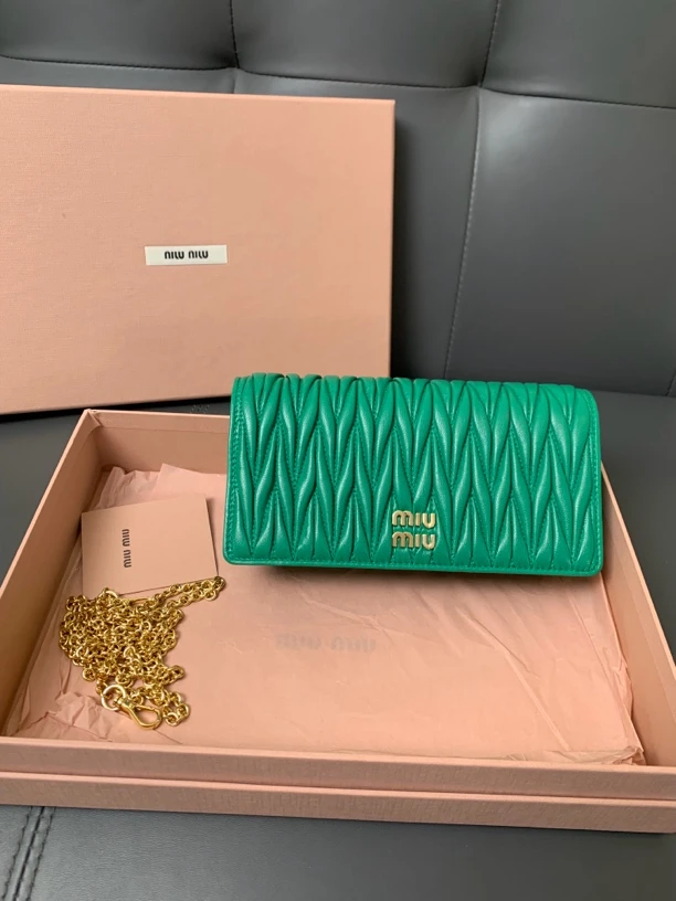 99新 MIU MIU/缪缪 新款褶皱绿色链条斜挎包