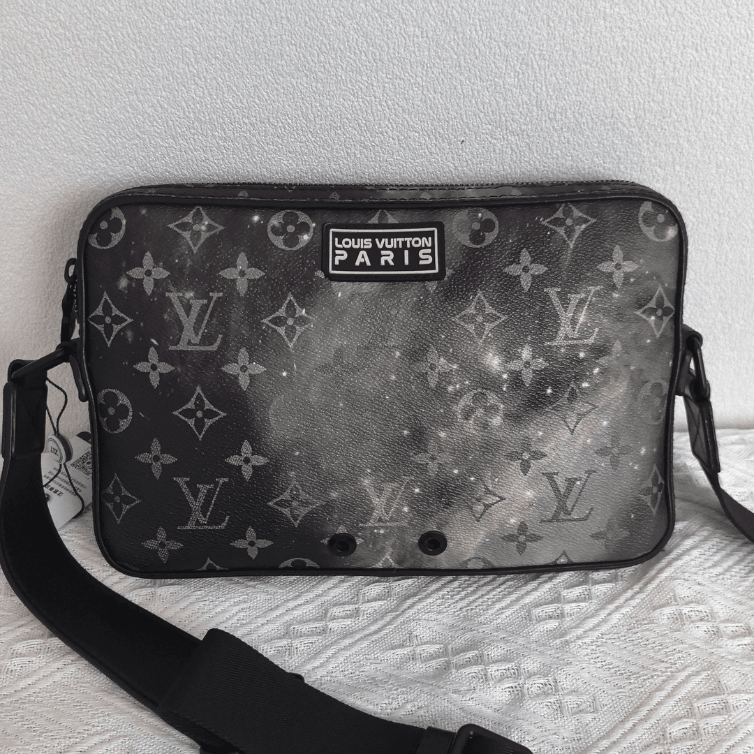 95新 LouisVuitton/路易威登 8817/男士时尚星空相机包