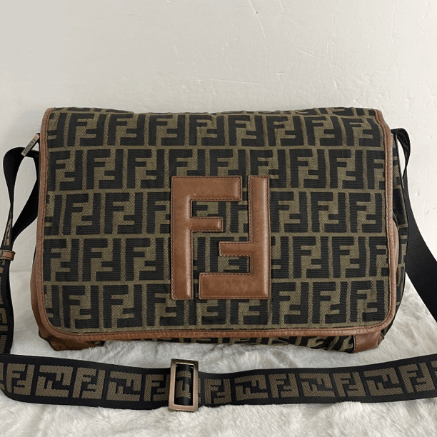 90新 FENDI/芬迪 1209/老花翻盖斜挎包复古工艺