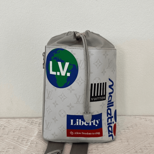 95新 LouisVuitton/路易威登 6625/灰色限量款抽绳水桶胸包