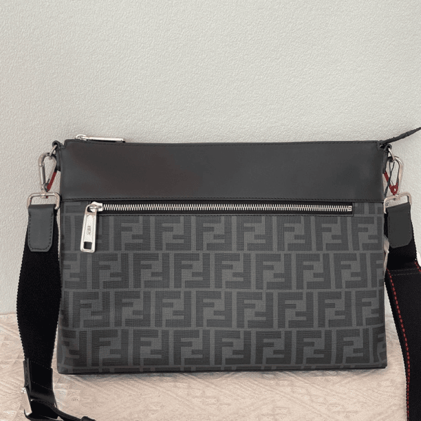 99新 FENDI/芬迪 2852/男士时尚休闲斜挎包/98新