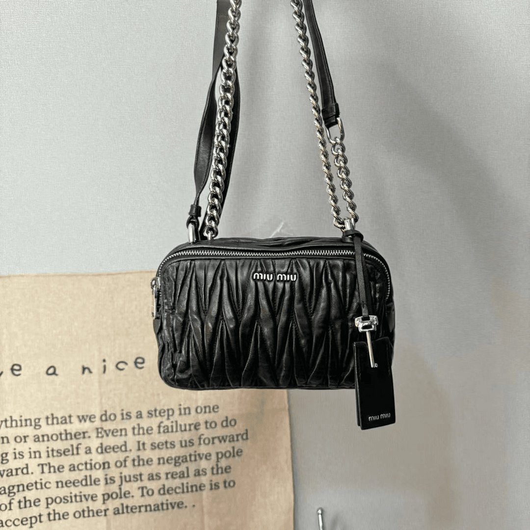 95新 MIU MIU/缪缪 黑银褶皱相机包/斜挎包/腋下包/单肩包/链条包