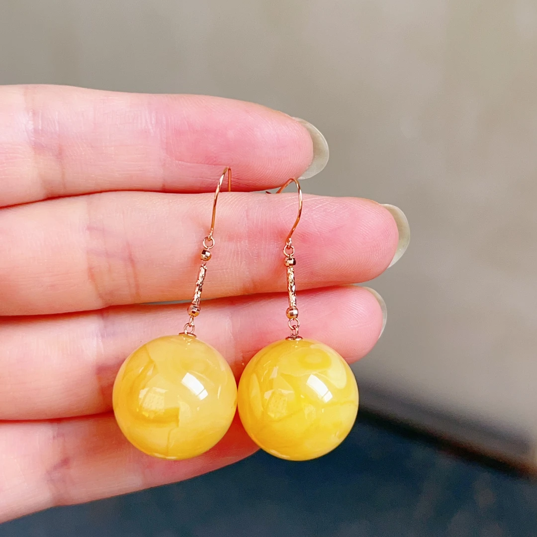 18k金镶嵌俄料蜜蜡黄白花圆珠耳坠耳环，珠径18➕