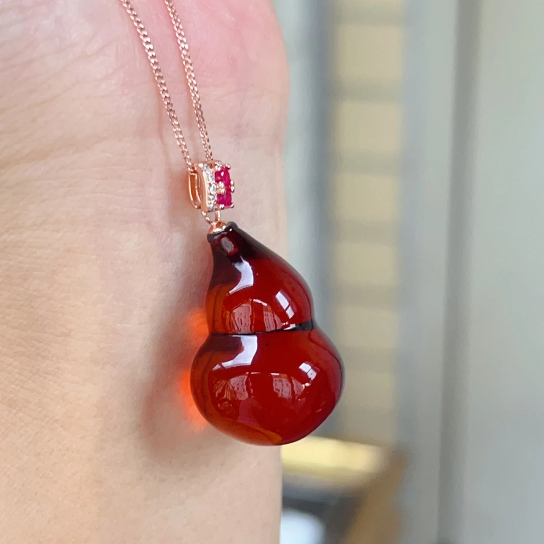S925银扣头镶嵌血珀葫芦锁骨吊坠，4.4克，尺寸30.4*18.5mm