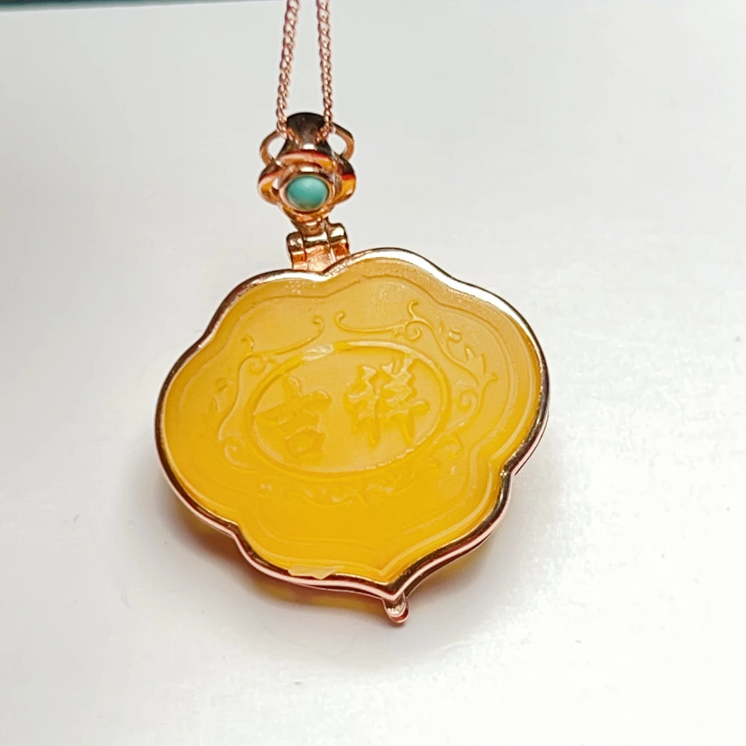 S925银镶嵌天然蜜蜡吉祥如意锁，后盖可打开，尺寸约24-23-11mm