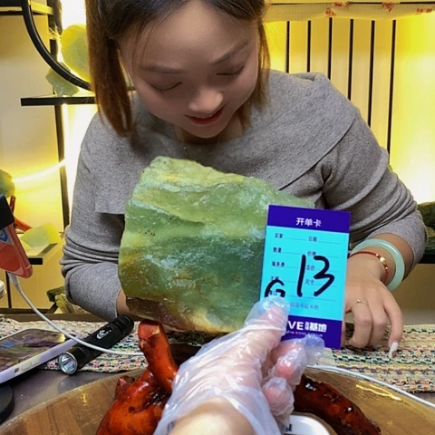 【闪购商品】蛇纹石玉原石未镶嵌小***?