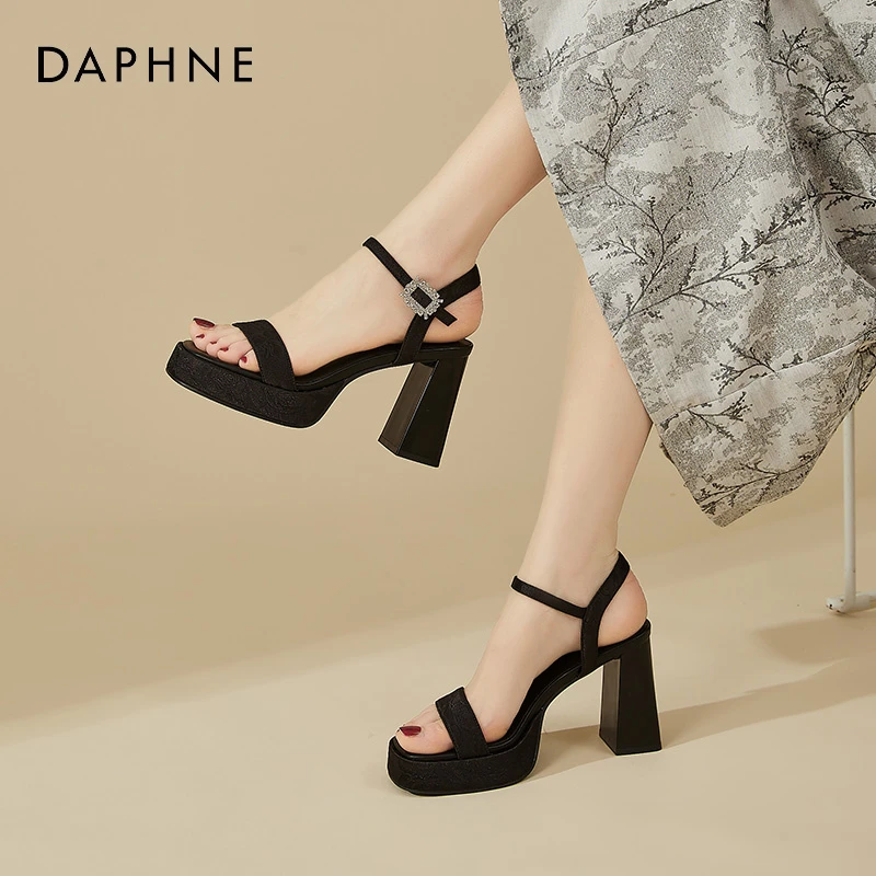 达芙妮复古新中式露趾时装凉鞋女夏季防水台粗跟一字带走秀高跟鞋