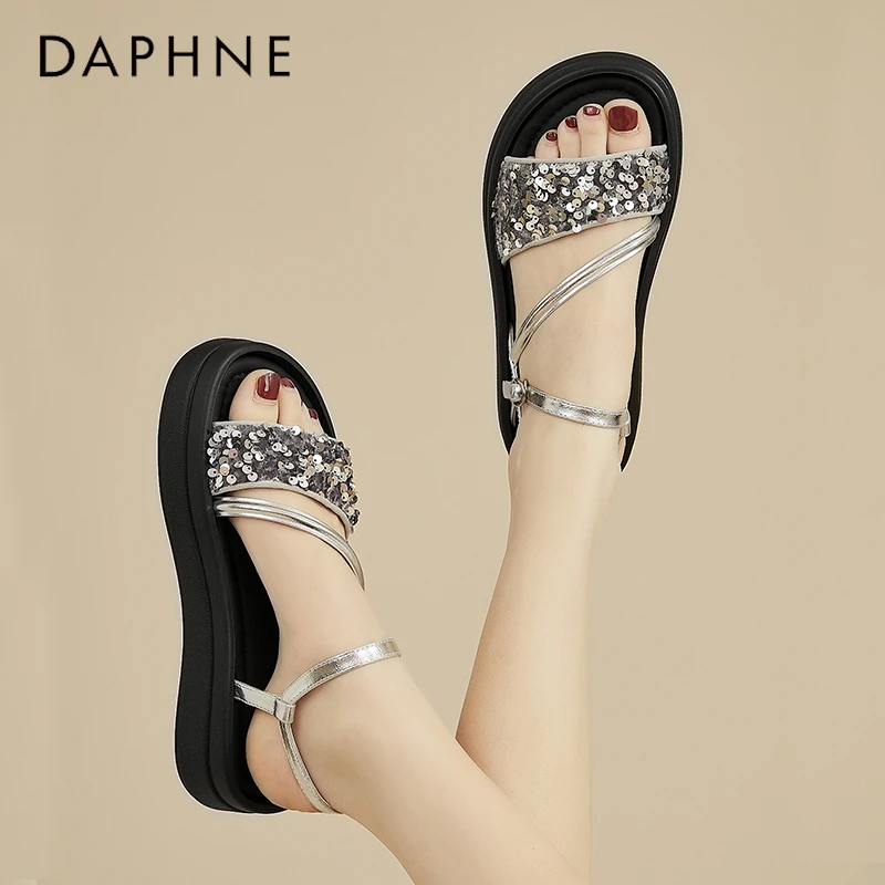 达芙妮一字带气质凉鞋女2025夏季新款爆款银色亮片厚底露趾沙滩鞋