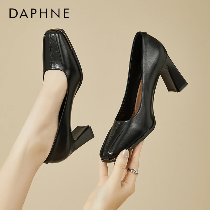达芙妮7cm粗跟高跟鞋女2025秋新款上班浅口职业黑色单鞋通勤皮鞋