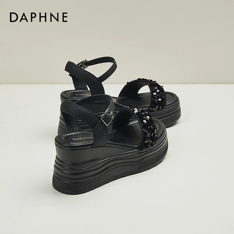 达芙妮小个子厚底亮片一字带凉鞋女2025夏季新款轻便显瘦坡跟女鞋