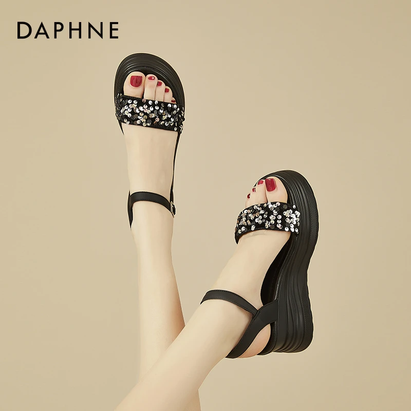 达芙妮网红厚底坡跟亮片凉鞋女2025新款夏季法式增高一字带松糕鞋