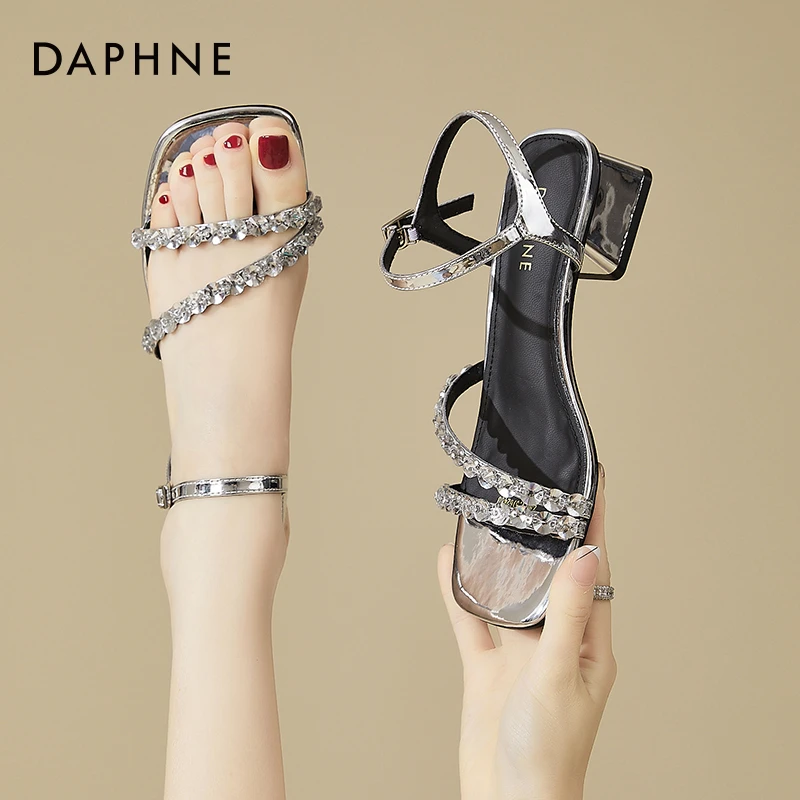 达芙妮一字带银色凉鞋女2025夏季新款气质钻带配裙子粗跟仙女凉鞋