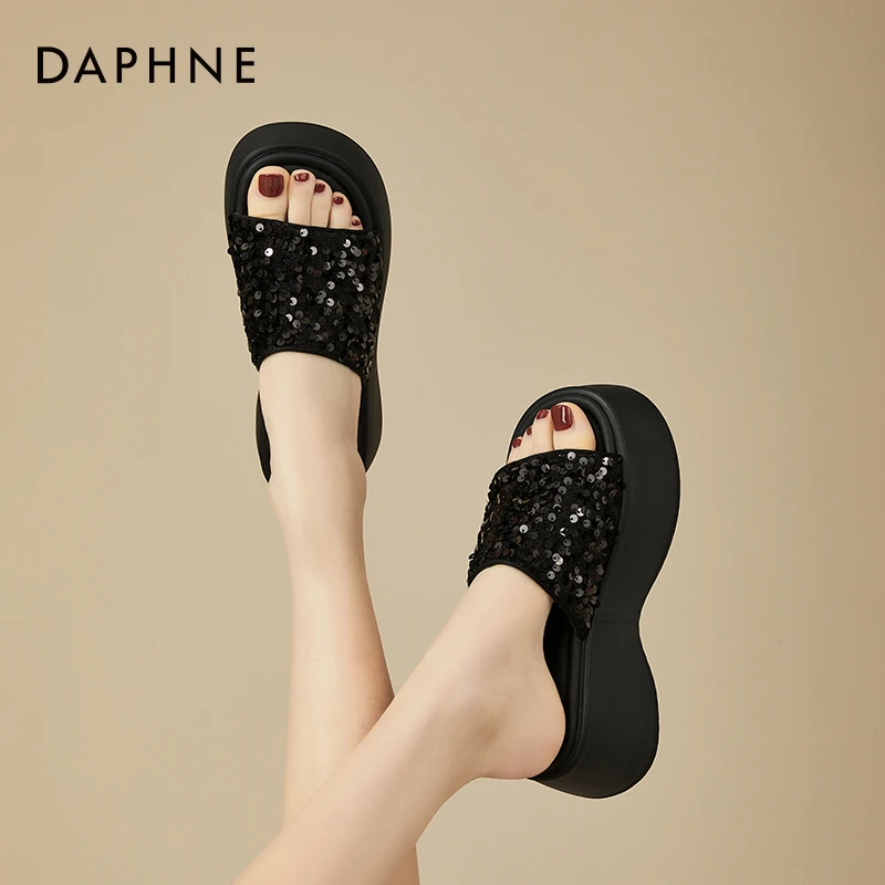 达芙妮高级感厚底凉拖鞋女2025夏季新款外穿黑色亮片松糕一字拖鞋