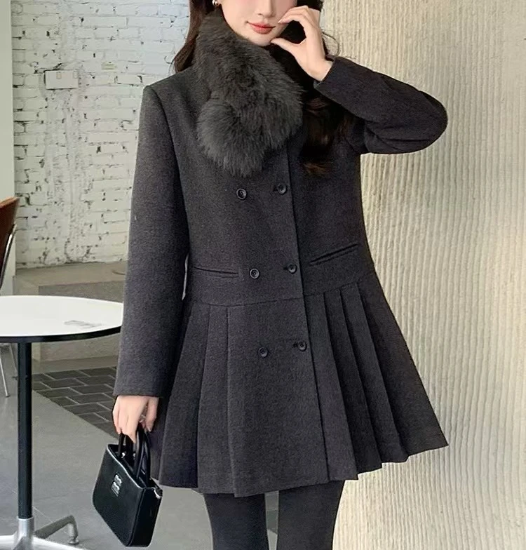 那简家「过年战袍」 千金名媛毛毛围脖白鸭中长款百褶大衣外套