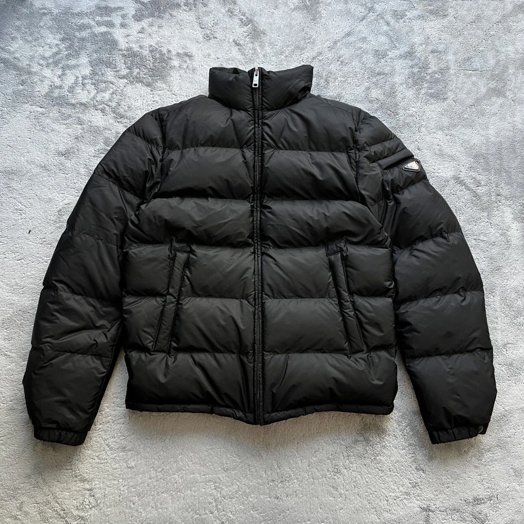 全新/Prada普拉达 厚款三角钢标羽绒服 48码 J00010