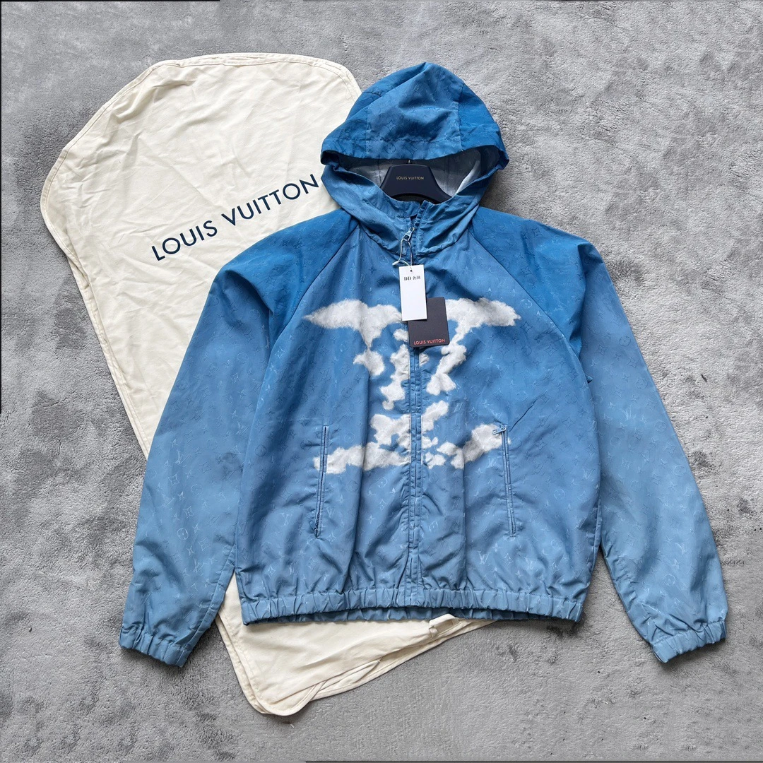 99新  Louis Vuitton lv 蓝天白云满印夹克外套46码 D10819