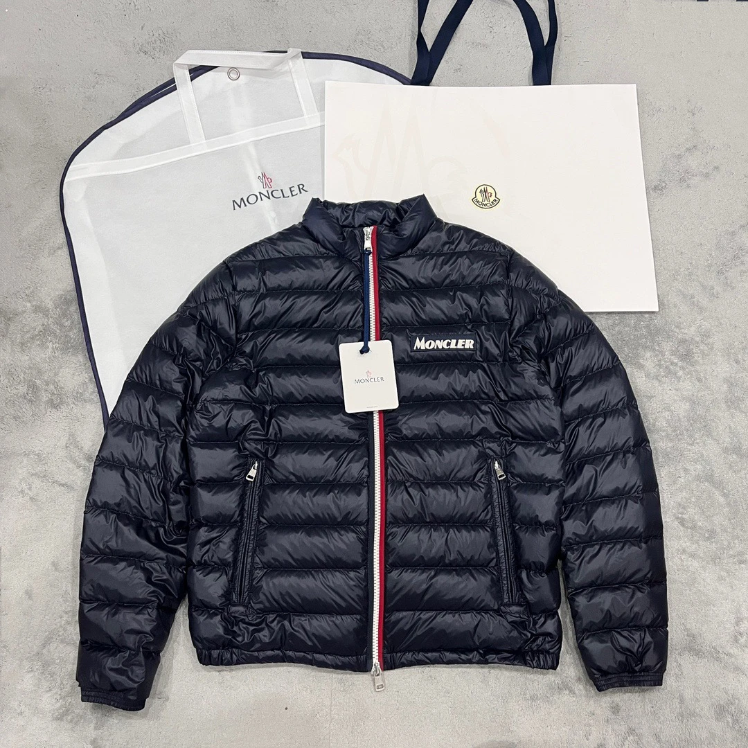 全新未使用  Moncler 蒙口 logo贴羽绒服 3码