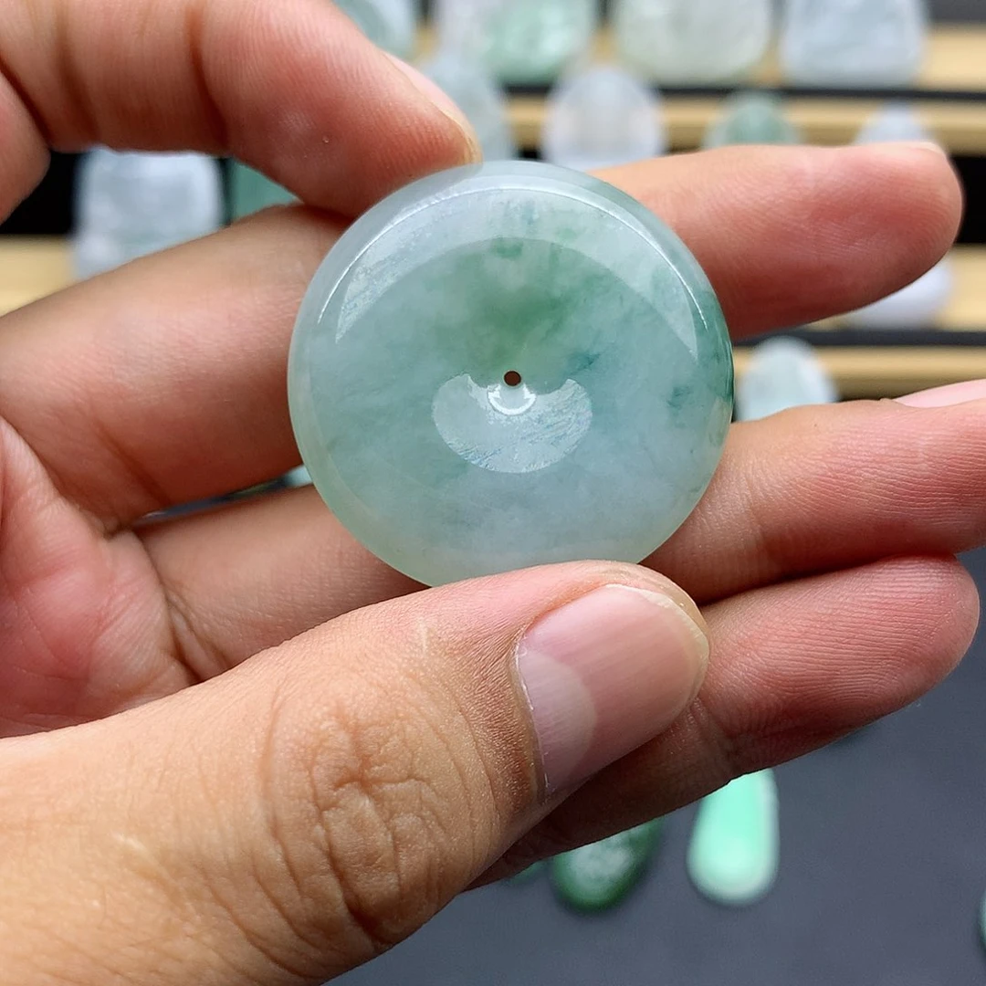 翡翠颈饰未镶嵌懵**态平安扣
