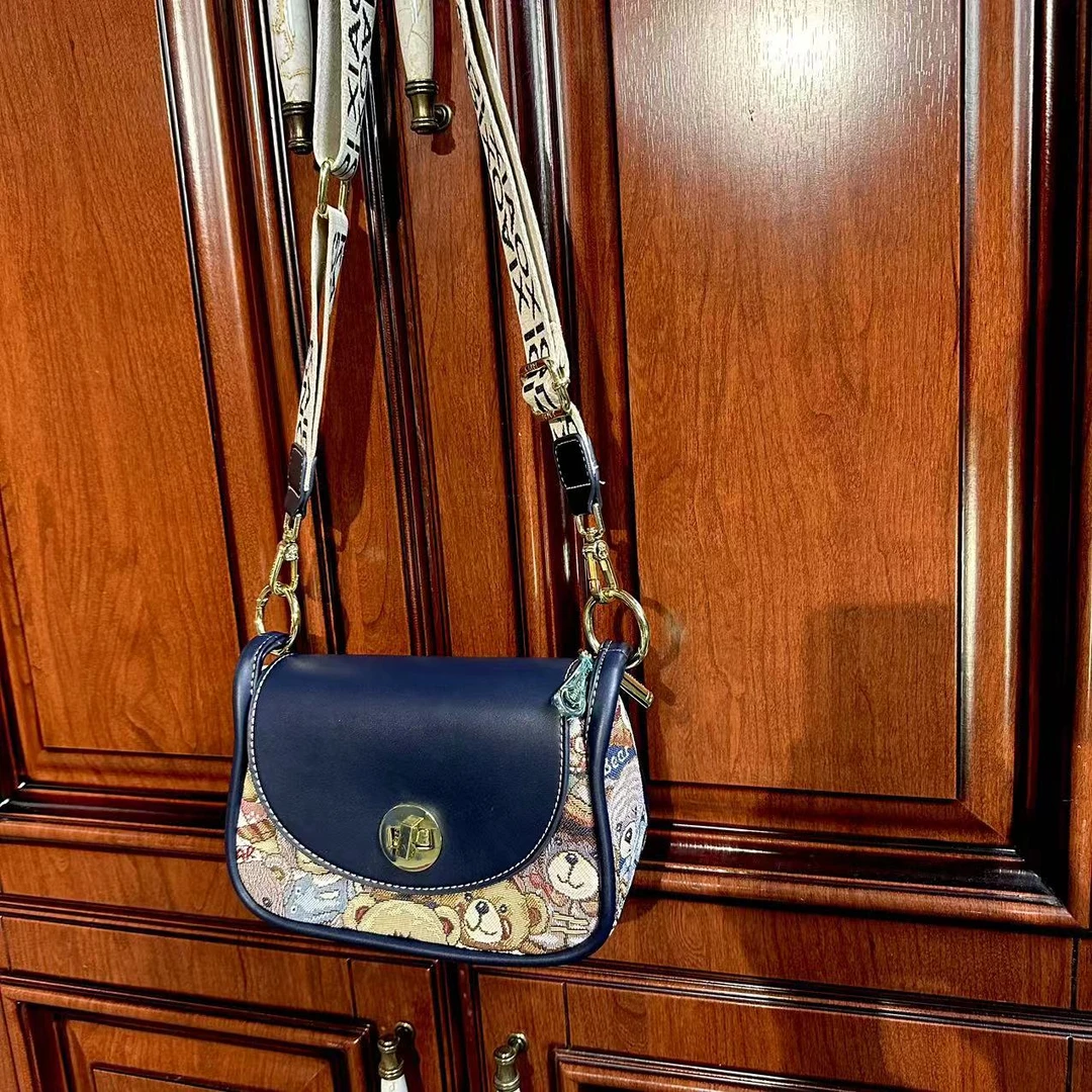 凯蒂小熊品牌包包XS-5075斜挎单肩马鞍包斜跨百搭小众法国经典