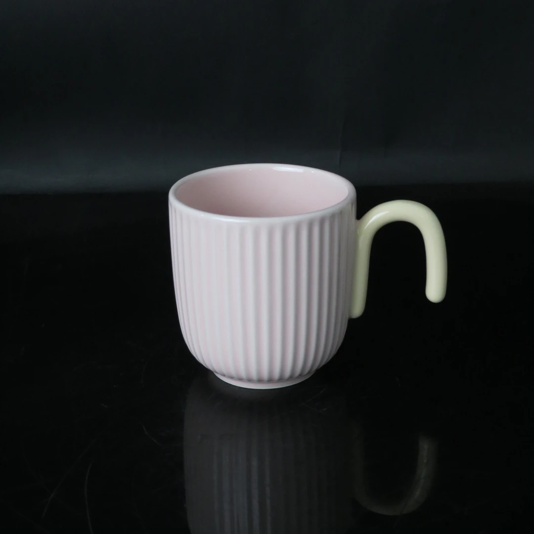 400ml 浅粉竖纹马克杯
