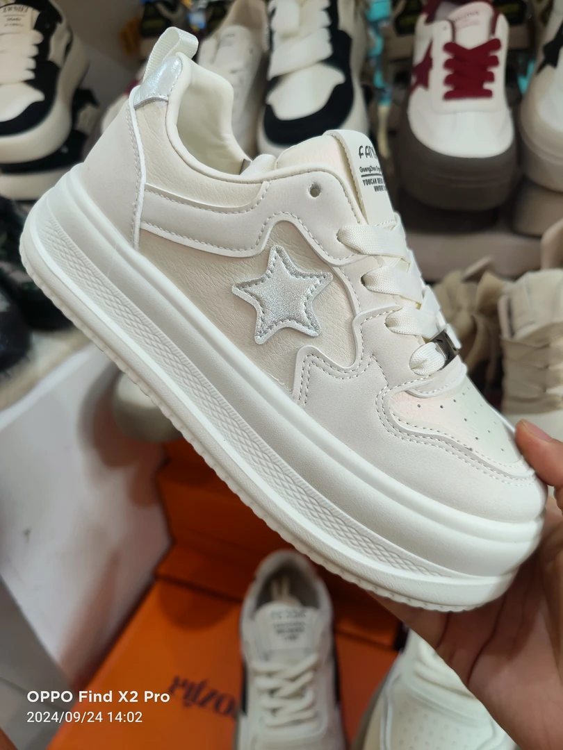 春秋新品  超轻  百搭小白鞋白色时尚厚底潮流