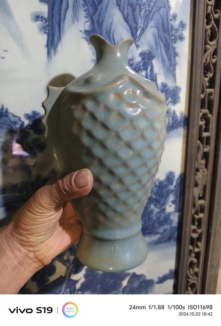 汝窑天青釉鱼纹瓶，做功精美，手功拉胚，古朴典雅，高26公分