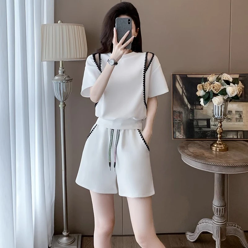 清冷白色系休闲运动套装女夏季新款小心机露肩短款上衣短裤两件套