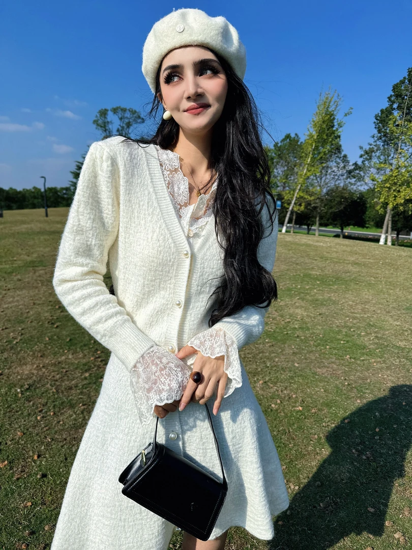 Fargiz2024新款秋冬温柔法式小香风气质V领针织连衣裙